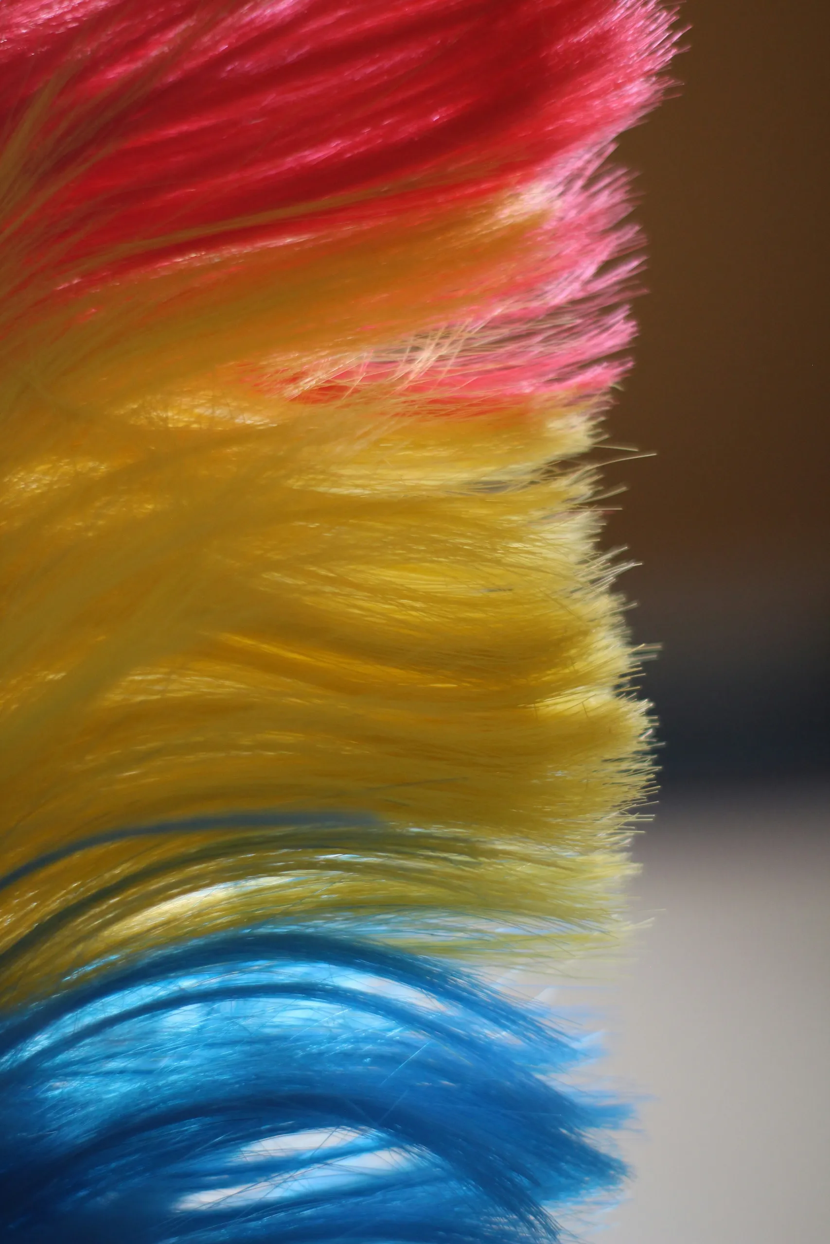 Colores intensos y radiantes — rojo, oro y azul